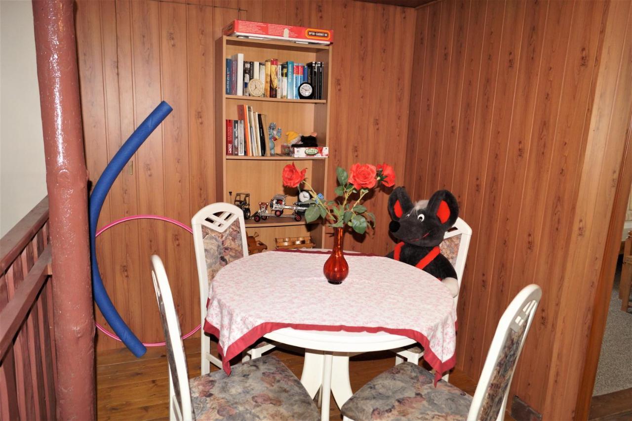 Neukalener Stadthaus Zum Alten Schmied Bagian luar foto