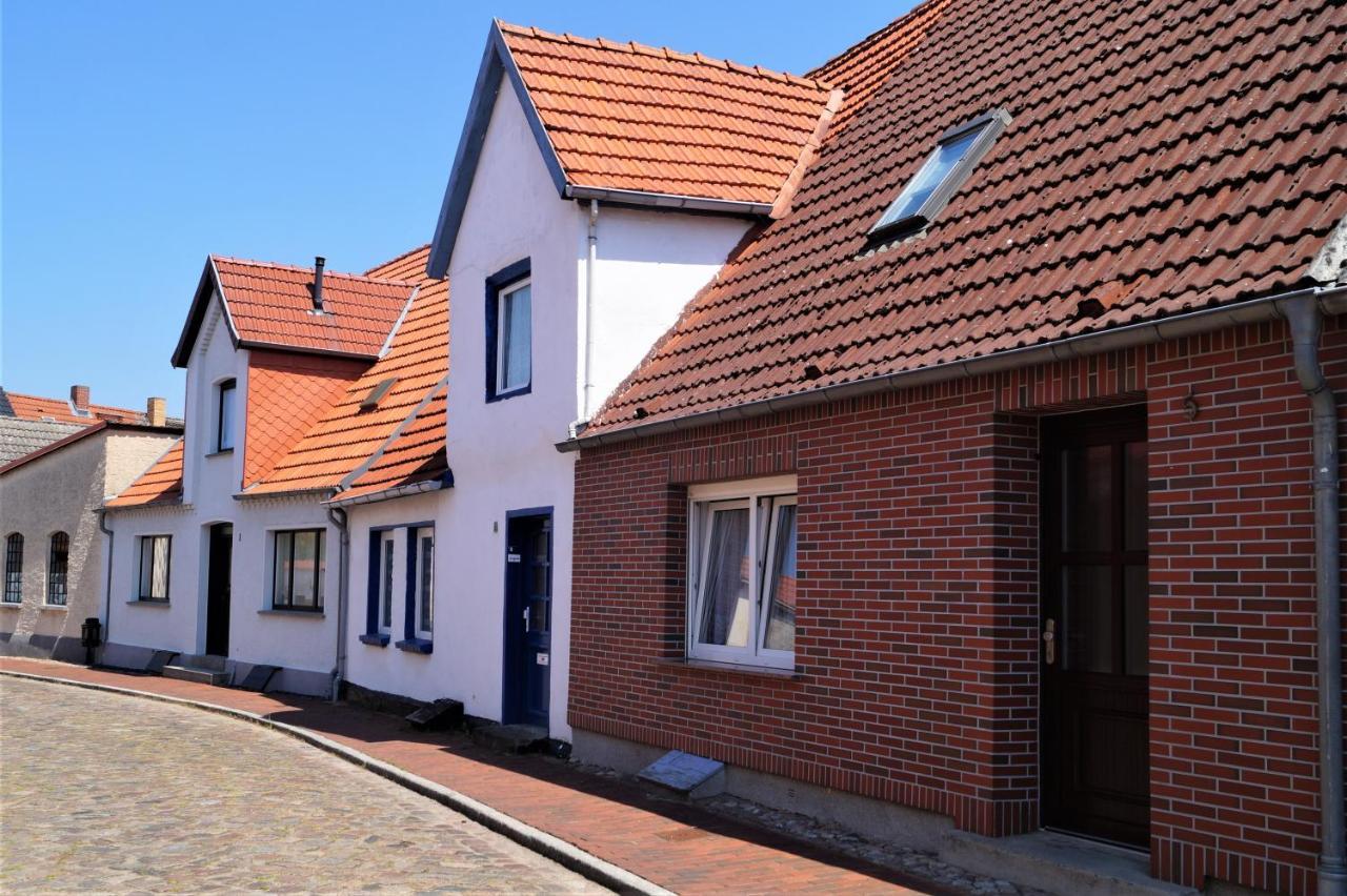 Neukalener Stadthaus Zum Alten Schmied Bagian luar foto