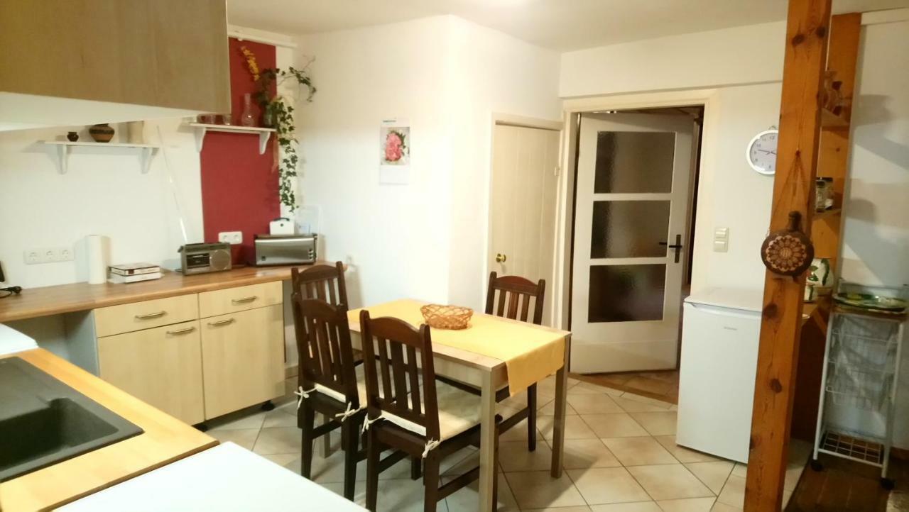 Neukalener Stadthaus Zum Alten Schmied Bagian luar foto